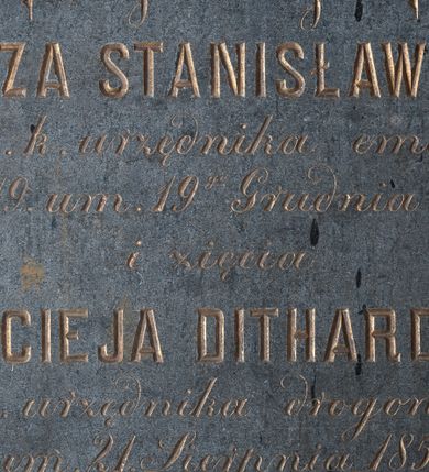 Zdjęcie nr 1: Epitafium w kształcie leżącego prostokąta. W jego polu biegnąca wzdłuż krawędzi opaska z wyciętymi narożami, w których rozety. W polu inskrypcja: „Spokój duszy ś(więtej) p(amięci) / TOMASZA STANISŁAWSKIEGO / c(esarsko) k(rólewskiego) urzędnika emer(ytowanego) / ur(odzonego) 1779. um(arłego) 19go Grudnia 1854. / i zięcia / MACIEJA DITHARDTA / c(esarsko) k(rólewskiego) urzędnika drogowego / um(arłego) 21. Sierpnia 1850. / przeżywszy 60. lat”.
