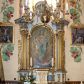 Zdjęcie nr 1: Ołtarz przyścienny, architektoniczny z murowaną mensą z kamiennym portatylem, antepedium z chrystogramem. Na mensie prostopadłościenne tabernakulum, ujęte pilastrami zwieńczonymi gzymsem, z drzwiczkami zakończonymi łukiem koszowym, na których kielich z hostią ujętą  kwiatami róż. Nastawa ołtarzowa jednokondygnacyjna, jednoosiowa ze zwieńczeniem. Retabulum ujęte parą kanelowanych filarów o korynckich głowicach, ustawionych na ukośnie dostawionych cokołach. Podpory ustawione na tle kanelowanych pilastrów wspierają ukośne odcinki belkowania zamknięte wydatnym gzymsem. Zwieńczenie o wklęsłych bokach, zamknięte łukiem nadwieszanym. 
Pole środkowe w formie prostokątnej wnęki z uskokiem u dołu, zamkniętej łukiem nadwieszonym. Wnęka ujęta ażurową ramą formowaną ze zwiniętych liści akantu, wewnątrz obraz z przedstawieniem Najświętszego Serca Jezusa. Antepedium drewniane, ujęte profilowaną ramą, pośrodku aplikowany hierogram. W zwieńczeniu medalion z rzeźbioną gołębicą Ducha świętego w promieniach. Pola cokołów zdobione płycinami ze zwiniętymi liśćmi akantu, w partii fryzu aplikowane rozety. Po bokach retabulum uszaki formowane z ornamentu kandelabrowego. Na gzymsie para rzeźbionych, uskrzydlonych aniołków. Całość struktury ołtarza malowana w odcieniach szarości, detal architektoniczny i profilowania pozłacane.
