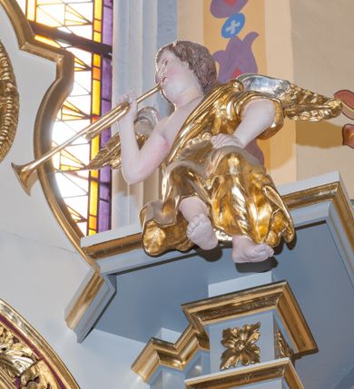 Zdjęcie nr 2: Ołtarz przyścienny, architektoniczny z murowaną mensą z kamiennym portatylem, antepedium z chrystogramem. Na mensie prostopadłościenne tabernakulum, ujęte pilastrami zwieńczonymi gzymsem, z drzwiczkami zakończonymi łukiem koszowym, na których kielich z hostią ujętą  kwiatami róż. Nastawa ołtarzowa jednokondygnacyjna, jednoosiowa ze zwieńczeniem. Retabulum ujęte parą kanelowanych filarów o korynckich głowicach, ustawionych na ukośnie dostawionych cokołach. Podpory ustawione na tle kanelowanych pilastrów wspierają ukośne odcinki belkowania zamknięte wydatnym gzymsem. Zwieńczenie o wklęsłych bokach, zamknięte łukiem nadwieszanym. 
Pole środkowe w formie prostokątnej wnęki z uskokiem u dołu, zamkniętej łukiem nadwieszonym. Wnęka ujęta ażurową ramą formowaną ze zwiniętych liści akantu, wewnątrz obraz z przedstawieniem Najświętszego Serca Jezusa. Antepedium drewniane, ujęte profilowaną ramą, pośrodku aplikowany hierogram. W zwieńczeniu medalion z rzeźbioną gołębicą Ducha świętego w promieniach. Pola cokołów zdobione płycinami ze zwiniętymi liśćmi akantu, w partii fryzu aplikowane rozety. Po bokach retabulum uszaki formowane z ornamentu kandelabrowego. Na gzymsie para rzeźbionych, uskrzydlonych aniołków. Całość struktury ołtarza malowana w odcieniach szarości, detal architektoniczny i profilowania pozłacane.
