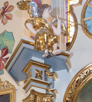 Zdjęcie nr 3: Ołtarz przyścienny, architektoniczny z murowaną mensą z kamiennym portatylem, antepedium z chrystogramem. Na mensie prostopadłościenne tabernakulum, ujęte pilastrami zwieńczonymi gzymsem, z drzwiczkami zakończonymi łukiem koszowym, na których kielich z hostią ujętą  kwiatami róż. Nastawa ołtarzowa jednokondygnacyjna, jednoosiowa ze zwieńczeniem. Retabulum ujęte parą kanelowanych filarów o korynckich głowicach, ustawionych na ukośnie dostawionych cokołach. Podpory ustawione na tle kanelowanych pilastrów wspierają ukośne odcinki belkowania zamknięte wydatnym gzymsem. Zwieńczenie o wklęsłych bokach, zamknięte łukiem nadwieszanym. 
Pole środkowe w formie prostokątnej wnęki z uskokiem u dołu, zamkniętej łukiem nadwieszonym. Wnęka ujęta ażurową ramą formowaną ze zwiniętych liści akantu, wewnątrz obraz z przedstawieniem Najświętszego Serca Jezusa. Antepedium drewniane, ujęte profilowaną ramą, pośrodku aplikowany hierogram. W zwieńczeniu medalion z rzeźbioną gołębicą Ducha świętego w promieniach. Pola cokołów zdobione płycinami ze zwiniętymi liśćmi akantu, w partii fryzu aplikowane rozety. Po bokach retabulum uszaki formowane z ornamentu kandelabrowego. Na gzymsie para rzeźbionych, uskrzydlonych aniołków. Całość struktury ołtarza malowana w odcieniach szarości, detal architektoniczny i profilowania pozłacane.
