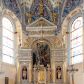 Zdjęcie nr 1: Nastawa ołtarzowa architektoniczna skomponowana na schemacie łuku triumfalnego, trójosiowa, jednokondygnacyjna ze zwieńczeniem. Ołtarz kamienny, licowany marmurowymi płytkami, z kamienną mensą. Oś środkowa jest dwukrotnie wyższa od bocznych i szersza, zamknięta półkoliście. Osie boczne ujęte dwiema parami pilastrów i stojących przed nimi kolumn o kanelowanych trzonach i kapitelach kompozytowych; między nimi nisze zwieńczone konchą z figurami św. Jana Chrzciciela i św. Jana Ewangelisty. Podpory dźwigają dwustrefowe belkowanie – niższe pełne, wyższe niepełne, delikatnie wyłamane na ich linii. Oś środkową ujmują woluty z figurami aniołów spływające na belkowanie osi bocznych; na skraju postumenty z figurami św. Floriana i św. Wacława(?). Postumenty kolumn dekorowane z trzech stron płycinami, od frontu z uskrzydlonymi główkami anielskimi; pomiędzy nimi rollwerki  z podpisami figur. Podłucze osi środkowej dekorowane kasetonami z rozetami; archiwolta wypełniona akantem, zwieńczona kluczem; w przyłuczach dwie płaskorzeźbione figury kobiece. Powyżej fryz dekorowany dużych rozmiarów uskrzydloną głową anielską, ujętą wicią roślinną, na gzymsie kartusz. W polu przyczółka roślinny postument podtrzymujący dwie uskrzydlone główki anielskie. W przyłuczach konch osi bocznych ornament roślinny, powyżej rauty, u spodu figur festony. Spód belkowania dekorowany kasetonami z rozetami. Fryzy dwóch stref belkowania wypełnione ornamentem roślinnym i rozetami; na wewnętrznym boku drugiej strefy para herbów Radwan. W polu środkowym obraz ukazujący Zwiastowanie Najświętszej Marii Panny, a na zasuwie Św. Michała Archanioła. Struktura polichromowana na szaro; kolumny, ornamentyka i profile złocone.
