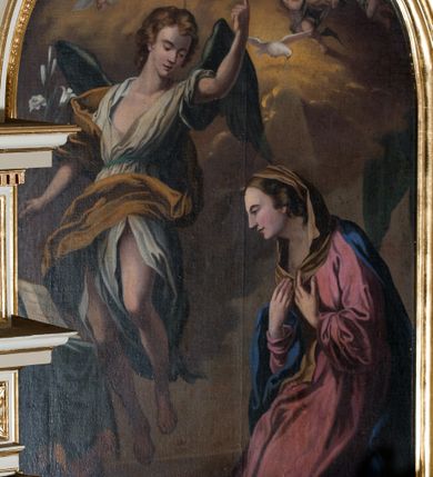 Zdjęcie nr 4: Nastawa ołtarzowa architektoniczna skomponowana na schemacie łuku triumfalnego, trójosiowa, jednokondygnacyjna ze zwieńczeniem. Ołtarz kamienny, licowany marmurowymi płytkami, z kamienną mensą. Oś środkowa jest dwukrotnie wyższa od bocznych i szersza, zamknięta półkoliście. Osie boczne ujęte dwiema parami pilastrów i stojących przed nimi kolumn o kanelowanych trzonach i kapitelach kompozytowych; między nimi nisze zwieńczone konchą z figurami św. Jana Chrzciciela i św. Jana Ewangelisty. Podpory dźwigają dwustrefowe belkowanie – niższe pełne, wyższe niepełne, delikatnie wyłamane na ich linii. Oś środkową ujmują woluty z figurami aniołów spływające na belkowanie osi bocznych; na skraju postumenty z figurami św. Floriana i św. Wacława(?). Postumenty kolumn dekorowane z trzech stron płycinami, od frontu z uskrzydlonymi główkami anielskimi; pomiędzy nimi rollwerki  z podpisami figur. Podłucze osi środkowej dekorowane kasetonami z rozetami; archiwolta wypełniona akantem, zwieńczona kluczem; w przyłuczach dwie płaskorzeźbione figury kobiece. Powyżej fryz dekorowany dużych rozmiarów uskrzydloną głową anielską, ujętą wicią roślinną, na gzymsie kartusz. W polu przyczółka roślinny postument podtrzymujący dwie uskrzydlone główki anielskie. W przyłuczach konch osi bocznych ornament roślinny, powyżej rauty, u spodu figur festony. Spód belkowania dekorowany kasetonami z rozetami. Fryzy dwóch stref belkowania wypełnione ornamentem roślinnym i rozetami; na wewnętrznym boku drugiej strefy para herbów Radwan. W polu środkowym obraz ukazujący Zwiastowanie Najświętszej Marii Panny, a na zasuwie Św. Michała Archanioła. Struktura polichromowana na szaro; kolumny, ornamentyka i profile złocone.
