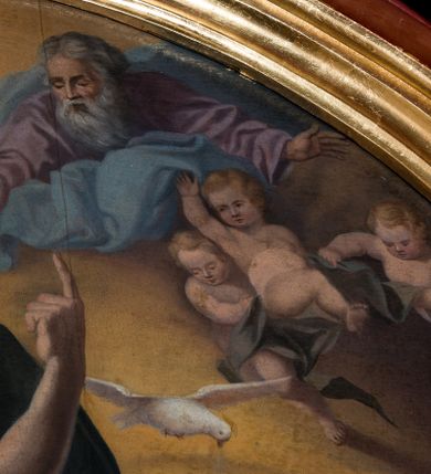 Zdjęcie nr 7: Nastawa ołtarzowa architektoniczna skomponowana na schemacie łuku triumfalnego, trójosiowa, jednokondygnacyjna ze zwieńczeniem. Ołtarz kamienny, licowany marmurowymi płytkami, z kamienną mensą. Oś środkowa jest dwukrotnie wyższa od bocznych i szersza, zamknięta półkoliście. Osie boczne ujęte dwiema parami pilastrów i stojących przed nimi kolumn o kanelowanych trzonach i kapitelach kompozytowych; między nimi nisze zwieńczone konchą z figurami św. Jana Chrzciciela i św. Jana Ewangelisty. Podpory dźwigają dwustrefowe belkowanie – niższe pełne, wyższe niepełne, delikatnie wyłamane na ich linii. Oś środkową ujmują woluty z figurami aniołów spływające na belkowanie osi bocznych; na skraju postumenty z figurami św. Floriana i św. Wacława(?). Postumenty kolumn dekorowane z trzech stron płycinami, od frontu z uskrzydlonymi główkami anielskimi; pomiędzy nimi rollwerki  z podpisami figur. Podłucze osi środkowej dekorowane kasetonami z rozetami; archiwolta wypełniona akantem, zwieńczona kluczem; w przyłuczach dwie płaskorzeźbione figury kobiece. Powyżej fryz dekorowany dużych rozmiarów uskrzydloną głową anielską, ujętą wicią roślinną, na gzymsie kartusz. W polu przyczółka roślinny postument podtrzymujący dwie uskrzydlone główki anielskie. W przyłuczach konch osi bocznych ornament roślinny, powyżej rauty, u spodu figur festony. Spód belkowania dekorowany kasetonami z rozetami. Fryzy dwóch stref belkowania wypełnione ornamentem roślinnym i rozetami; na wewnętrznym boku drugiej strefy para herbów Radwan. W polu środkowym obraz ukazujący Zwiastowanie Najświętszej Marii Panny, a na zasuwie Św. Michała Archanioła. Struktura polichromowana na szaro; kolumny, ornamentyka i profile złocone.
