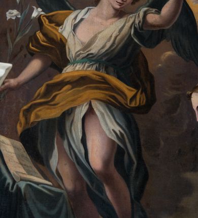 Zdjęcie nr 6: Nastawa ołtarzowa architektoniczna skomponowana na schemacie łuku triumfalnego, trójosiowa, jednokondygnacyjna ze zwieńczeniem. Ołtarz kamienny, licowany marmurowymi płytkami, z kamienną mensą. Oś środkowa jest dwukrotnie wyższa od bocznych i szersza, zamknięta półkoliście. Osie boczne ujęte dwiema parami pilastrów i stojących przed nimi kolumn o kanelowanych trzonach i kapitelach kompozytowych; między nimi nisze zwieńczone konchą z figurami św. Jana Chrzciciela i św. Jana Ewangelisty. Podpory dźwigają dwustrefowe belkowanie – niższe pełne, wyższe niepełne, delikatnie wyłamane na ich linii. Oś środkową ujmują woluty z figurami aniołów spływające na belkowanie osi bocznych; na skraju postumenty z figurami św. Floriana i św. Wacława(?). Postumenty kolumn dekorowane z trzech stron płycinami, od frontu z uskrzydlonymi główkami anielskimi; pomiędzy nimi rollwerki  z podpisami figur. Podłucze osi środkowej dekorowane kasetonami z rozetami; archiwolta wypełniona akantem, zwieńczona kluczem; w przyłuczach dwie płaskorzeźbione figury kobiece. Powyżej fryz dekorowany dużych rozmiarów uskrzydloną głową anielską, ujętą wicią roślinną, na gzymsie kartusz. W polu przyczółka roślinny postument podtrzymujący dwie uskrzydlone główki anielskie. W przyłuczach konch osi bocznych ornament roślinny, powyżej rauty, u spodu figur festony. Spód belkowania dekorowany kasetonami z rozetami. Fryzy dwóch stref belkowania wypełnione ornamentem roślinnym i rozetami; na wewnętrznym boku drugiej strefy para herbów Radwan. W polu środkowym obraz ukazujący Zwiastowanie Najświętszej Marii Panny, a na zasuwie Św. Michała Archanioła. Struktura polichromowana na szaro; kolumny, ornamentyka i profile złocone.
