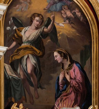 Zdjęcie nr 3: Nastawa ołtarzowa architektoniczna skomponowana na schemacie łuku triumfalnego, trójosiowa, jednokondygnacyjna ze zwieńczeniem. Ołtarz kamienny, licowany marmurowymi płytkami, z kamienną mensą. Oś środkowa jest dwukrotnie wyższa od bocznych i szersza, zamknięta półkoliście. Osie boczne ujęte dwiema parami pilastrów i stojących przed nimi kolumn o kanelowanych trzonach i kapitelach kompozytowych; między nimi nisze zwieńczone konchą z figurami św. Jana Chrzciciela i św. Jana Ewangelisty. Podpory dźwigają dwustrefowe belkowanie – niższe pełne, wyższe niepełne, delikatnie wyłamane na ich linii. Oś środkową ujmują woluty z figurami aniołów spływające na belkowanie osi bocznych; na skraju postumenty z figurami św. Floriana i św. Wacława(?). Postumenty kolumn dekorowane z trzech stron płycinami, od frontu z uskrzydlonymi główkami anielskimi; pomiędzy nimi rollwerki  z podpisami figur. Podłucze osi środkowej dekorowane kasetonami z rozetami; archiwolta wypełniona akantem, zwieńczona kluczem; w przyłuczach dwie płaskorzeźbione figury kobiece. Powyżej fryz dekorowany dużych rozmiarów uskrzydloną głową anielską, ujętą wicią roślinną, na gzymsie kartusz. W polu przyczółka roślinny postument podtrzymujący dwie uskrzydlone główki anielskie. W przyłuczach konch osi bocznych ornament roślinny, powyżej rauty, u spodu figur festony. Spód belkowania dekorowany kasetonami z rozetami. Fryzy dwóch stref belkowania wypełnione ornamentem roślinnym i rozetami; na wewnętrznym boku drugiej strefy para herbów Radwan. W polu środkowym obraz ukazujący Zwiastowanie Najświętszej Marii Panny, a na zasuwie Św. Michała Archanioła. Struktura polichromowana na szaro; kolumny, ornamentyka i profile złocone.
