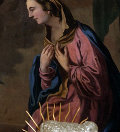 Zdjęcie nr 5: Nastawa ołtarzowa architektoniczna skomponowana na schemacie łuku triumfalnego, trójosiowa, jednokondygnacyjna ze zwieńczeniem. Ołtarz kamienny, licowany marmurowymi płytkami, z kamienną mensą. Oś środkowa jest dwukrotnie wyższa od bocznych i szersza, zamknięta półkoliście. Osie boczne ujęte dwiema parami pilastrów i stojących przed nimi kolumn o kanelowanych trzonach i kapitelach kompozytowych; między nimi nisze zwieńczone konchą z figurami św. Jana Chrzciciela i św. Jana Ewangelisty. Podpory dźwigają dwustrefowe belkowanie – niższe pełne, wyższe niepełne, delikatnie wyłamane na ich linii. Oś środkową ujmują woluty z figurami aniołów spływające na belkowanie osi bocznych; na skraju postumenty z figurami św. Floriana i św. Wacława(?). Postumenty kolumn dekorowane z trzech stron płycinami, od frontu z uskrzydlonymi główkami anielskimi; pomiędzy nimi rollwerki  z podpisami figur. Podłucze osi środkowej dekorowane kasetonami z rozetami; archiwolta wypełniona akantem, zwieńczona kluczem; w przyłuczach dwie płaskorzeźbione figury kobiece. Powyżej fryz dekorowany dużych rozmiarów uskrzydloną głową anielską, ujętą wicią roślinną, na gzymsie kartusz. W polu przyczółka roślinny postument podtrzymujący dwie uskrzydlone główki anielskie. W przyłuczach konch osi bocznych ornament roślinny, powyżej rauty, u spodu figur festony. Spód belkowania dekorowany kasetonami z rozetami. Fryzy dwóch stref belkowania wypełnione ornamentem roślinnym i rozetami; na wewnętrznym boku drugiej strefy para herbów Radwan. W polu środkowym obraz ukazujący Zwiastowanie Najświętszej Marii Panny, a na zasuwie Św. Michała Archanioła. Struktura polichromowana na szaro; kolumny, ornamentyka i profile złocone.
