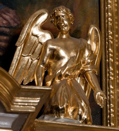 Zdjęcie nr 32: Nastawa ołtarzowa architektoniczna skomponowana na schemacie łuku triumfalnego, trójosiowa, jednokondygnacyjna ze zwieńczeniem. Ołtarz kamienny, licowany marmurowymi płytkami, z kamienną mensą. Oś środkowa jest dwukrotnie wyższa od bocznych i szersza, zamknięta półkoliście. Osie boczne ujęte dwiema parami pilastrów i stojących przed nimi kolumn o kanelowanych trzonach i kapitelach kompozytowych; między nimi nisze zwieńczone konchą z figurami św. Jana Chrzciciela i św. Jana Ewangelisty. Podpory dźwigają dwustrefowe belkowanie – niższe pełne, wyższe niepełne, delikatnie wyłamane na ich linii. Oś środkową ujmują woluty z figurami aniołów spływające na belkowanie osi bocznych; na skraju postumenty z figurami św. Floriana i św. Wacława(?). Postumenty kolumn dekorowane z trzech stron płycinami, od frontu z uskrzydlonymi główkami anielskimi; pomiędzy nimi rollwerki  z podpisami figur. Podłucze osi środkowej dekorowane kasetonami z rozetami; archiwolta wypełniona akantem, zwieńczona kluczem; w przyłuczach dwie płaskorzeźbione figury kobiece. Powyżej fryz dekorowany dużych rozmiarów uskrzydloną głową anielską, ujętą wicią roślinną, na gzymsie kartusz. W polu przyczółka roślinny postument podtrzymujący dwie uskrzydlone główki anielskie. W przyłuczach konch osi bocznych ornament roślinny, powyżej rauty, u spodu figur festony. Spód belkowania dekorowany kasetonami z rozetami. Fryzy dwóch stref belkowania wypełnione ornamentem roślinnym i rozetami; na wewnętrznym boku drugiej strefy para herbów Radwan. W polu środkowym obraz ukazujący Zwiastowanie Najświętszej Marii Panny, a na zasuwie Św. Michała Archanioła. Struktura polichromowana na szaro; kolumny, ornamentyka i profile złocone.
