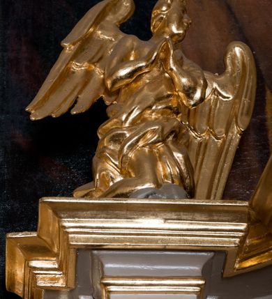 Zdjęcie nr 33: Nastawa ołtarzowa architektoniczna skomponowana na schemacie łuku triumfalnego, trójosiowa, jednokondygnacyjna ze zwieńczeniem. Ołtarz kamienny, licowany marmurowymi płytkami, z kamienną mensą. Oś środkowa jest dwukrotnie wyższa od bocznych i szersza, zamknięta półkoliście. Osie boczne ujęte dwiema parami pilastrów i stojących przed nimi kolumn o kanelowanych trzonach i kapitelach kompozytowych; między nimi nisze zwieńczone konchą z figurami św. Jana Chrzciciela i św. Jana Ewangelisty. Podpory dźwigają dwustrefowe belkowanie – niższe pełne, wyższe niepełne, delikatnie wyłamane na ich linii. Oś środkową ujmują woluty z figurami aniołów spływające na belkowanie osi bocznych; na skraju postumenty z figurami św. Floriana i św. Wacława(?). Postumenty kolumn dekorowane z trzech stron płycinami, od frontu z uskrzydlonymi główkami anielskimi; pomiędzy nimi rollwerki  z podpisami figur. Podłucze osi środkowej dekorowane kasetonami z rozetami; archiwolta wypełniona akantem, zwieńczona kluczem; w przyłuczach dwie płaskorzeźbione figury kobiece. Powyżej fryz dekorowany dużych rozmiarów uskrzydloną głową anielską, ujętą wicią roślinną, na gzymsie kartusz. W polu przyczółka roślinny postument podtrzymujący dwie uskrzydlone główki anielskie. W przyłuczach konch osi bocznych ornament roślinny, powyżej rauty, u spodu figur festony. Spód belkowania dekorowany kasetonami z rozetami. Fryzy dwóch stref belkowania wypełnione ornamentem roślinnym i rozetami; na wewnętrznym boku drugiej strefy para herbów Radwan. W polu środkowym obraz ukazujący Zwiastowanie Najświętszej Marii Panny, a na zasuwie Św. Michała Archanioła. Struktura polichromowana na szaro; kolumny, ornamentyka i profile złocone.
