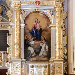 Zdjęcie nr 1: Ołtarz architektoniczny, jednoosiowy, jednokondygnacyjny ze zwieńczeniem. Antepedium z prostokątną ramą o ćwierćkoliście wyciętych narożach z promienimi i monogramem MARIA. Na mensie prostopadłościenne tabernakulum z drzwiczkami wypełnionymi płaskorzeźbionym barankiem apokaliptycznym. Wokół drzwiczek winna latorośl a w narożach uskrzydlone główki aniołków. Kompozycja nastawy wykorzystuje schemat łuku triumfalnego z arkadą zamknietą półkoliście flankowaną kolumnami stojącymi na postumentach, z kompozytowymi kapitelami dźwigającymi belkowanie. Nad belkowaniem przerwany i wyłamujący się ponad kolumnami, segmentowy przyczółek. W arkadzie obraz z Matką Boską Różąńcową ze św. Katarzyną Sieneńską i św. Dominikiem. Na zwieńczeniu dwie siedzące figury Ewangelistów (?), brodatych, ubranych w długie suknie i płaszcze, z otwartą księgą i piórem w dłoniach. W partii przerwanego przyczółka stoi na postumencie anioł z rozwartymi rękami, ubrany w długą suknię, z rozpostartymi skrzydłami. 
Cokoły zdobią motywy okuciowe z główkami aniołów. Kolumny w jednej trzeciej ujęte profilowaniem, w dolnej pokryte są okuciowymi taśmami i główkami aniołków, a w górnej wijącą się spiralnie wicią roślinną. Boki nastawy ujmują uszy utworzone z zawijających się taśm. Nad niszą z obrazem główki aniołków. Profile belkowania ozdobione konsolkami i kostkowaniem a fryz wicią roślinną i medalionem z literami IHS. Podobne ornamenty w partii przyczółka. Kolorystyka ołtarza jest szara, kolumny, profile, złocone i srebrzone, twarze aniołków i postaci w zwieńczeniu polichromowane naturalistycznie.  
