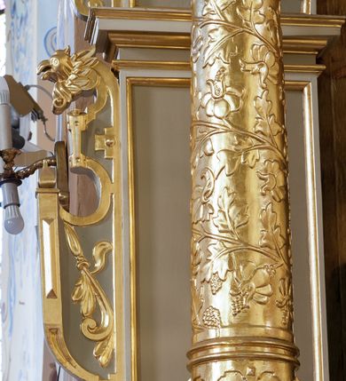 Zdjęcie nr 5: Ołtarz architektoniczny, jednoosiowy, jednokondygnacyjny ze zwieńczeniem. Antepedium z prostokątną ramą o ćwierćkoliście wyciętych narożach z promienimi i monogramem MARIA. Na mensie prostopadłościenne tabernakulum z drzwiczkami wypełnionymi płaskorzeźbionym barankiem apokaliptycznym. Wokół drzwiczek winna latorośl a w narożach uskrzydlone główki aniołków. Kompozycja nastawy wykorzystuje schemat łuku triumfalnego z arkadą zamknietą półkoliście flankowaną kolumnami stojącymi na postumentach, z kompozytowymi kapitelami dźwigającymi belkowanie. Nad belkowaniem przerwany i wyłamujący się ponad kolumnami, segmentowy przyczółek. W arkadzie obraz z Matką Boską Różąńcową ze św. Katarzyną Sieneńską i św. Dominikiem. Na zwieńczeniu dwie siedzące figury Ewangelistów (?), brodatych, ubranych w długie suknie i płaszcze, z otwartą księgą i piórem w dłoniach. W partii przerwanego przyczółka stoi na postumencie anioł z rozwartymi rękami, ubrany w długą suknię, z rozpostartymi skrzydłami. 
Cokoły zdobią motywy okuciowe z główkami aniołów. Kolumny w jednej trzeciej ujęte profilowaniem, w dolnej pokryte są okuciowymi taśmami i główkami aniołków, a w górnej wijącą się spiralnie wicią roślinną. Boki nastawy ujmują uszy utworzone z zawijających się taśm. Nad niszą z obrazem główki aniołków. Profile belkowania ozdobione konsolkami i kostkowaniem a fryz wicią roślinną i medalionem z literami IHS. Podobne ornamenty w partii przyczółka. Kolorystyka ołtarza jest szara, kolumny, profile, złocone i srebrzone, twarze aniołków i postaci w zwieńczeniu polichromowane naturalistycznie.  
