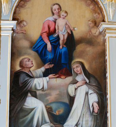 Zdjęcie nr 3: Ołtarz architektoniczny, jednoosiowy, jednokondygnacyjny ze zwieńczeniem. Antepedium z prostokątną ramą o ćwierćkoliście wyciętych narożach z promienimi i monogramem MARIA. Na mensie prostopadłościenne tabernakulum z drzwiczkami wypełnionymi płaskorzeźbionym barankiem apokaliptycznym. Wokół drzwiczek winna latorośl a w narożach uskrzydlone główki aniołków. Kompozycja nastawy wykorzystuje schemat łuku triumfalnego z arkadą zamknietą półkoliście flankowaną kolumnami stojącymi na postumentach, z kompozytowymi kapitelami dźwigającymi belkowanie. Nad belkowaniem przerwany i wyłamujący się ponad kolumnami, segmentowy przyczółek. W arkadzie obraz z Matką Boską Różąńcową ze św. Katarzyną Sieneńską i św. Dominikiem. Na zwieńczeniu dwie siedzące figury Ewangelistów (?), brodatych, ubranych w długie suknie i płaszcze, z otwartą księgą i piórem w dłoniach. W partii przerwanego przyczółka stoi na postumencie anioł z rozwartymi rękami, ubrany w długą suknię, z rozpostartymi skrzydłami. 
Cokoły zdobią motywy okuciowe z główkami aniołów. Kolumny w jednej trzeciej ujęte profilowaniem, w dolnej pokryte są okuciowymi taśmami i główkami aniołków, a w górnej wijącą się spiralnie wicią roślinną. Boki nastawy ujmują uszy utworzone z zawijających się taśm. Nad niszą z obrazem główki aniołków. Profile belkowania ozdobione konsolkami i kostkowaniem a fryz wicią roślinną i medalionem z literami IHS. Podobne ornamenty w partii przyczółka. Kolorystyka ołtarza jest szara, kolumny, profile, złocone i srebrzone, twarze aniołków i postaci w zwieńczeniu polichromowane naturalistycznie.  
