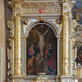 Zdjęcie nr 1: Ołtarz architektoniczny, jednoosiowy, jednokondygnacyjny ze zwieńczeniem. Antepedium z polem prostokątnym o ćwierćkolistych narożach z promianimi wypełnione literami IHS z krzyżem. Na mensie stoi tabernakulum ujęte ukośnie dostawionymi kolumnami i zwieńczone kopułką. Kompozycja nastawy wykorzystuje schemat łuku triumfalnego z arkadą zamknietą półkoliście flankowaną kolumnami stojącymi na postumentach, z kompozytowymi kapitelami dźwigającymi belkowanie. Nad belkowaniem przerwany i wyłamujący się ponad kolumnami, segmentowy przyczółek. W arkadzie obraz z ukrzyżowanym Chrystusem. Na zwieńczeniu dwie siedzące figury ewangelistów (?), brodatych, ubranych w długie suknie i płaszcze, z otwartą księgą i piórem w dłoniach. W partii przerwanego przyczółka stoi na postumencie anioł z rozwartymi rękami, ubrany w długą suknię, z rozpostartymi skrzydłami. 
Cokoły zdobią motywy okuciowe z główkami aniołów. Kolumny w jednej trzeciej ujęte profilowaniem, w dolnej pokryte są okuciowymi taśmami i główkami aniołków, a w górnej wijącą się spiralnie wicią roślinną. Boki nastawy ujmują uszy utworzone z zawijających się taśm. Nad niszą z obrazem główki aniołków. Profile belkowania ozdobione konsolkami i kostkowaniem a fryz wicią roślinną i medalionem z literami IHS. Podobne ornamenty w partii przyczółka. Kolorystyka ołtarza jest szara, kolumny, profile, złocone i srebrzone, twarze aniołków i postaci w zwieńczeniu polichromowane naturalistycznie.  
