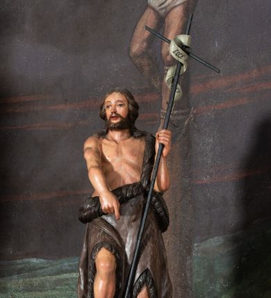 Zdjęcie nr 5: Konfesjonał do słuchania spowiedzi usznej, dwuosobowy, prostopadłościenny, od przodu z parą drzwiczek osadzonych na zawiasach, zwieńczony gzymsem pośrodku wyłamanym trójbocznie. Drzwiczki konfesjonału przedzielone kolumienką, zdobione prostokątnymi płycinami zamkniętymi łukiem półpełnym nadwieszonym. Wewnątrz siedziska oddzielone pionową ścianką o dekoracyjnym wykroju. Płyciny i tylna ściana wnętrza marmoryzowane. Po bokach dwie ścianki parawanowe z prostokątnymi zamkniętymi łukiem kotarowym bramkami dla penitentów. Bramki ujęte pilastrami o kapitelach w formie główki aniołka ze złoconymi skrzydełkami, dźwigającymi uproszczone belkowanie i gzyms występujący nad podporami. W przyłuczach bramek dekoracja malarska. Na gzymsie ustawione rzeźby pełnoplastyczne, polichromowane: w osi środkowej święta Weronika z chustą, w osiach bramek na konsolach o ozdobnym wykroju święty Jan Nepomucen (po lewej) i święty Jan Chrzciciel po prawej. 