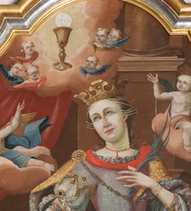 Zdjęcie nr 5: Obraz w kształcie stojącego prostokąta zwieńczonego łukiem wklęsło-wypukłym, ujęty profilowaną, złoconą i srebrzoną ramą, z przedstawieniem św. Barbary ukazanej w całej postaci, en face. Święta ukazana w lekkim kontrapoście, z głową przechyloną lekko w prawą stronę, ze wzrokiem skierowanym ku górze. Twarz pociągła, włosy spięte, zdobione sznurami pereł. Na głowie złota korona. Święta ubrana w suknię składającą się z dwuwarstwowej spódnicy – spodnia czerwona, wierzchnia niebieska z bogatą złoconą bordiurą. Rękawy szerokie bufiaste wykończone koronką, sięgające do łokci. Na wierzchu dłuższy gorset wykończony lambrekinem. Na plecach haftowany, złoty płaszcz. Na szyi, nadgarstkach i przedramionach biżuteria. W lewej dłoni gałązka palmowa, prawa ręka wyprostowana, odwiedziona od ciała z otwartą dłonią. Nad świętą, po lewej stronie kielich z Eucharystią otoczony rozjaśnionymi światłem obłokami oraz uskrzydlonymi główkami anielskimi. Poniżej, po lewej stronie, anioł leżący na obłoku, na tle czerwonej draperii, wskazującego na kielich, po prawej stronie anioł siedzący na obłoku, prawą dłonią podtrzymuje otwarta księgę. W części dolnej partii obrazu, po prawej stronie świętej, postać leżącego na łożu mężczyzny, po przeciwnej stronie półkoliście zakończony otwór drzwiowy z fragmentem pejzażu ukazującego wieżę oraz scenę ścięcia św. Barbary. Kolorystyka stonowana, o ciepłej, wąskiej gamie barwnej. 