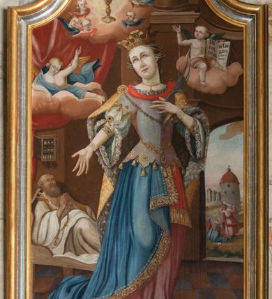 Zdjęcie nr 4: Obraz w kształcie stojącego prostokąta zwieńczonego łukiem wklęsło-wypukłym, ujęty profilowaną, złoconą i srebrzoną ramą, z przedstawieniem św. Barbary ukazanej w całej postaci, en face. Święta ukazana w lekkim kontrapoście, z głową przechyloną lekko w prawą stronę, ze wzrokiem skierowanym ku górze. Twarz pociągła, włosy spięte, zdobione sznurami pereł. Na głowie złota korona. Święta ubrana w suknię składającą się z dwuwarstwowej spódnicy – spodnia czerwona, wierzchnia niebieska z bogatą złoconą bordiurą. Rękawy szerokie bufiaste wykończone koronką, sięgające do łokci. Na wierzchu dłuższy gorset wykończony lambrekinem. Na plecach haftowany, złoty płaszcz. Na szyi, nadgarstkach i przedramionach biżuteria. W lewej dłoni gałązka palmowa, prawa ręka wyprostowana, odwiedziona od ciała z otwartą dłonią. Nad świętą, po lewej stronie kielich z Eucharystią otoczony rozjaśnionymi światłem obłokami oraz uskrzydlonymi główkami anielskimi. Poniżej, po lewej stronie, anioł leżący na obłoku, na tle czerwonej draperii, wskazującego na kielich, po prawej stronie anioł siedzący na obłoku, prawą dłonią podtrzymuje otwarta księgę. W części dolnej partii obrazu, po prawej stronie świętej, postać leżącego na łożu mężczyzny, po przeciwnej stronie półkoliście zakończony otwór drzwiowy z fragmentem pejzażu ukazującego wieżę oraz scenę ścięcia św. Barbary. Kolorystyka stonowana, o ciepłej, wąskiej gamie barwnej. 