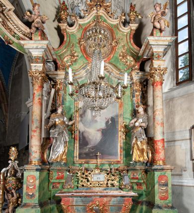 Zdjęcie nr 1: Ołtarz na rzucie połowy owalu, architektoniczny, kulisowy, jednokondygnacyjny, jednoosiowy, ze zwieńczeniem. Drewniana mensa ołtarza (późniejsza) oparta na skrzyni o formie tumby z wydzielonym cokołem. Retabulum na wysokim potrójnym, cokole, ujęte parą ukośnie ustawionych konsol o formie wolut, na których ustawione rzeźby, oraz parą odsuniętych od lica części środkowej kolumn o gładkich trzonach i kompozytowych kapitelach, wspierających przerwane belkowanie i gzyms. Pole środkowe ujęte pilastrami o wolutowych kapitelach, zwieńczone gzymsem wygiętym łukiem wklęsło-wypukłym. Pośrodku pola profilowana rama zamknięta łukiem wklęsło-wypukłym nadwieszonym, na obraz ołtarzowy. Zwieńczenie o dekoracyjnym wykroju linią wklęsło-wypukłą, z wysuniętymi na kolumny spływami wolutowymi.  Pośrodku zwieńczenia profilowana rama w kształcie stojącego owalu. Antepedium, część środkowa retabulum oraz zwieńczenie zdobione motywami ornamentów rokokowych. Retabulum ujęte parą ażurowych, rokokowych uszaków. W płycinach na spływach motywy roślinne i rozetki. Pośrodku gzymsu wieńczącego część środkową retabulum kartusz ujęty ornamentem rokokowym. W zwieńczeniu, na gzymsie, po bokach para wazonów z kwiatami, szczyt z dekoracją roccaillową. W polu środkowym obraz Objawienie się Chrystusa św. Małgorzacie Alacoque. Na wolutowych konsolach po bokach rzeźby św. Apolonii po lewej i św. Rozalii z Palermo po prawej stronie. W zwieńczeniu malowane ozdobne litery IHS z krzyżem, ujęte promienistą glorią oraz koroną cierniową. W osiach kolumn na spływach wolutowych zwieńczenia para aniołków. Na mensie trzy kanony ołtarzowe ujęte ażurowymi ramami ze stylizowanych wici akantu, zdobione rozetami. Struktura ołtarza w całości marmoryzowana, kolorystyka w odcieniach zieleni, beżów, czerwieni i niebieskim. Fragmenty detalu architektonicznego i ornamenty złocone i srebrzone. 