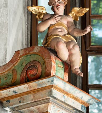 Zdjęcie nr 17: Ołtarz na rzucie połowy owalu, architektoniczny, kulisowy, jednokondygnacyjny, jednoosiowy, ze zwieńczeniem. Drewniana mensa ołtarza (późniejsza) oparta na skrzyni o formie tumby z wydzielonym cokołem. Retabulum na wysokim potrójnym, cokole, ujęte parą ukośnie ustawionych konsol o formie wolut, na których ustawione rzeźby, oraz parą odsuniętych od lica części środkowej kolumn o gładkich trzonach i kompozytowych kapitelach, wspierających przerwane belkowanie i gzyms. Pole środkowe ujęte pilastrami o wolutowych kapitelach, zwieńczone gzymsem wygiętym łukiem wklęsło-wypukłym. Pośrodku pola profilowana rama zamknięta łukiem wklęsło-wypukłym nadwieszonym, na obraz ołtarzowy. Zwieńczenie o dekoracyjnym wykroju linią wklęsło-wypukłą, z wysuniętymi na kolumny spływami wolutowymi.  Pośrodku zwieńczenia profilowana rama w kształcie stojącego owalu. Antepedium, część środkowa retabulum oraz zwieńczenie zdobione motywami ornamentów rokokowych. Retabulum ujęte parą ażurowych, rokokowych uszaków. W płycinach na spływach motywy roślinne i rozetki. Pośrodku gzymsu wieńczącego część środkową retabulum kartusz ujęty ornamentem rokokowym. W zwieńczeniu, na gzymsie, po bokach para wazonów z kwiatami, szczyt z dekoracją roccaillową. W polu środkowym obraz Objawienie się Chrystusa św. Małgorzacie Alacoque. Na wolutowych konsolach po bokach rzeźby św. Apolonii po lewej i św. Rozalii z Palermo po prawej stronie. W zwieńczeniu malowane ozdobne litery IHS z krzyżem, ujęte promienistą glorią oraz koroną cierniową. W osiach kolumn na spływach wolutowych zwieńczenia para aniołków. Na mensie trzy kanony ołtarzowe ujęte ażurowymi ramami ze stylizowanych wici akantu, zdobione rozetami. Struktura ołtarza w całości marmoryzowana, kolorystyka w odcieniach zieleni, beżów, czerwieni i niebieskim. Fragmenty detalu architektonicznego i ornamenty złocone i srebrzone. 