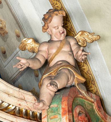 Zdjęcie nr 14: Ołtarz na rzucie połowy owalu, architektoniczny, kulisowy, jednokondygnacyjny, jednoosiowy, ze zwieńczeniem. Drewniana mensa ołtarza (późniejsza) oparta na skrzyni o formie tumby z wydzielonym cokołem. Retabulum na wysokim potrójnym, cokole, ujęte parą ukośnie ustawionych konsol o formie wolut, na których ustawione rzeźby, oraz parą odsuniętych od lica części środkowej kolumn o gładkich trzonach i kompozytowych kapitelach, wspierających przerwane belkowanie i gzyms. Pole środkowe ujęte pilastrami o wolutowych kapitelach, zwieńczone gzymsem wygiętym łukiem wklęsło-wypukłym. Pośrodku pola profilowana rama zamknięta łukiem wklęsło-wypukłym nadwieszonym, na obraz ołtarzowy. Zwieńczenie o dekoracyjnym wykroju linią wklęsło-wypukłą, z wysuniętymi na kolumny spływami wolutowymi.  Pośrodku zwieńczenia profilowana rama w kształcie stojącego owalu. Antepedium, część środkowa retabulum oraz zwieńczenie zdobione motywami ornamentów rokokowych. Retabulum ujęte parą ażurowych, rokokowych uszaków. W płycinach na spływach motywy roślinne i rozetki. Pośrodku gzymsu wieńczącego część środkową retabulum kartusz ujęty ornamentem rokokowym. W zwieńczeniu, na gzymsie, po bokach para wazonów z kwiatami, szczyt z dekoracją roccaillową. W polu środkowym obraz Objawienie się Chrystusa św. Małgorzacie Alacoque. Na wolutowych konsolach po bokach rzeźby św. Apolonii po lewej i św. Rozalii z Palermo po prawej stronie. W zwieńczeniu malowane ozdobne litery IHS z krzyżem, ujęte promienistą glorią oraz koroną cierniową. W osiach kolumn na spływach wolutowych zwieńczenia para aniołków. Na mensie trzy kanony ołtarzowe ujęte ażurowymi ramami ze stylizowanych wici akantu, zdobione rozetami. Struktura ołtarza w całości marmoryzowana, kolorystyka w odcieniach zieleni, beżów, czerwieni i niebieskim. Fragmenty detalu architektonicznego i ornamenty złocone i srebrzone. 