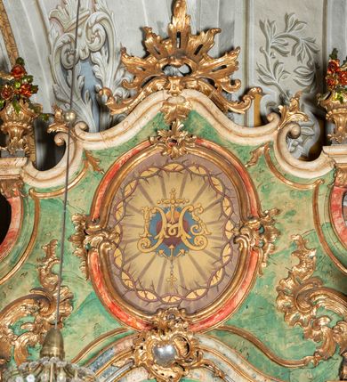 Zdjęcie nr 3: Ołtarz na rzucie połowy owalu, architektoniczny, kulisowy, jednokondygnacyjny, jednoosiowy, ze zwieńczeniem. Drewniana mensa ołtarza (późniejsza) oparta na skrzyni o formie tumby z wydzielonym cokołem. Retabulum na wysokim potrójnym, cokole, ujęte parą ukośnie ustawionych konsol o formie wolut, na których ustawione rzeźby, oraz parą odsuniętych od lica części środkowej kolumn o gładkich trzonach i kompozytowych kapitelach, wspierających przerwane belkowanie i gzyms. Pole środkowe ujęte pilastrami o wolutowych kapitelach, zwieńczone gzymsem wygiętym łukiem wklęsło-wypukłym. Pośrodku pola profilowana rama zamknięta łukiem wklęsło-wypukłym nadwieszonym, na obraz ołtarzowy. Zwieńczenie o dekoracyjnym wykroju linią wklęsło-wypukłą, z wysuniętymi na kolumny spływami wolutowymi.  Pośrodku zwieńczenia profilowana rama w kształcie stojącego owalu. Antepedium, część środkowa retabulum oraz zwieńczenie zdobione motywami ornamentów rokokowych. Retabulum ujęte parą ażurowych, rokokowych uszaków. W płycinach na spływach motywy roślinne i rozetki. Pośrodku gzymsu wieńczącego część środkową retabulum kartusz ujęty ornamentem rokokowym. W zwieńczeniu, na gzymsie, po bokach para wazonów z kwiatami, szczyt z dekoracją roccaillową. W polu środkowym obraz Objawienie się Chrystusa św. Małgorzacie Alacoque. Na wolutowych konsolach po bokach rzeźby św. Apolonii po lewej i św. Rozalii z Palermo po prawej stronie. W zwieńczeniu malowane ozdobne litery IHS z krzyżem, ujęte promienistą glorią oraz koroną cierniową. W osiach kolumn na spływach wolutowych zwieńczenia para aniołków. Na mensie trzy kanony ołtarzowe ujęte ażurowymi ramami ze stylizowanych wici akantu, zdobione rozetami. Struktura ołtarza w całości marmoryzowana, kolorystyka w odcieniach zieleni, beżów, czerwieni i niebieskim. Fragmenty detalu architektonicznego i ornamenty złocone i srebrzone. 