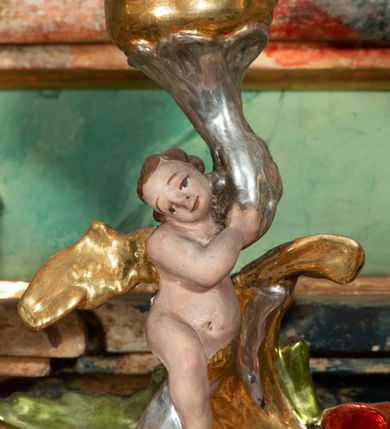 Zdjęcie nr 19: Ołtarz na rzucie połowy owalu, architektoniczny, kulisowy, jednokondygnacyjny, jednoosiowy, ze zwieńczeniem. Drewniana mensa ołtarza (późniejsza) oparta na skrzyni o formie tumby z wydzielonym cokołem. Retabulum na wysokim potrójnym, cokole, ujęte parą ukośnie ustawionych konsol o formie wolut, na których ustawione rzeźby, oraz parą odsuniętych od lica części środkowej kolumn o gładkich trzonach i kompozytowych kapitelach, wspierających przerwane belkowanie i gzyms. Pole środkowe ujęte pilastrami o wolutowych kapitelach, zwieńczone gzymsem wygiętym łukiem wklęsło-wypukłym. Pośrodku pola profilowana rama zamknięta łukiem wklęsło-wypukłym nadwieszonym, na obraz ołtarzowy. Zwieńczenie o dekoracyjnym wykroju linią wklęsło-wypukłą, z wysuniętymi na kolumny spływami wolutowymi.  Pośrodku zwieńczenia profilowana rama w kształcie stojącego owalu. Antepedium, część środkowa retabulum oraz zwieńczenie zdobione motywami ornamentów rokokowych. Retabulum ujęte parą ażurowych, rokokowych uszaków. W płycinach na spływach motywy roślinne i rozetki. Pośrodku gzymsu wieńczącego część środkową retabulum kartusz ujęty ornamentem rokokowym. W zwieńczeniu, na gzymsie, po bokach para wazonów z kwiatami, szczyt z dekoracją roccaillową. W polu środkowym obraz Objawienie się Chrystusa św. Małgorzacie Alacoque. Na wolutowych konsolach po bokach rzeźby św. Apolonii po lewej i św. Rozalii z Palermo po prawej stronie. W zwieńczeniu malowane ozdobne litery IHS z krzyżem, ujęte promienistą glorią oraz koroną cierniową. W osiach kolumn na spływach wolutowych zwieńczenia para aniołków. Na mensie trzy kanony ołtarzowe ujęte ażurowymi ramami ze stylizowanych wici akantu, zdobione rozetami. Struktura ołtarza w całości marmoryzowana, kolorystyka w odcieniach zieleni, beżów, czerwieni i niebieskim. Fragmenty detalu architektonicznego i ornamenty złocone i srebrzone. 