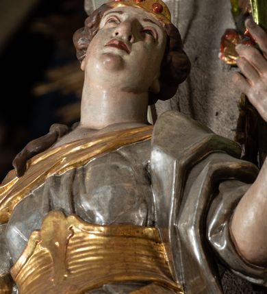 Zdjęcie nr 8: Ołtarz na rzucie połowy owalu, architektoniczny, kulisowy, jednokondygnacyjny, jednoosiowy, ze zwieńczeniem. Drewniana mensa ołtarza (późniejsza) oparta na skrzyni o formie tumby z wydzielonym cokołem. Retabulum na wysokim potrójnym, cokole, ujęte parą ukośnie ustawionych konsol o formie wolut, na których ustawione rzeźby, oraz parą odsuniętych od lica części środkowej kolumn o gładkich trzonach i kompozytowych kapitelach, wspierających przerwane belkowanie i gzyms. Pole środkowe ujęte pilastrami o wolutowych kapitelach, zwieńczone gzymsem wygiętym łukiem wklęsło-wypukłym. Pośrodku pola profilowana rama zamknięta łukiem wklęsło-wypukłym nadwieszonym, na obraz ołtarzowy. Zwieńczenie o dekoracyjnym wykroju linią wklęsło-wypukłą, z wysuniętymi na kolumny spływami wolutowymi.  Pośrodku zwieńczenia profilowana rama w kształcie stojącego owalu. Antepedium, część środkowa retabulum oraz zwieńczenie zdobione motywami ornamentów rokokowych. Retabulum ujęte parą ażurowych, rokokowych uszaków. W płycinach na spływach motywy roślinne i rozetki. Pośrodku gzymsu wieńczącego część środkową retabulum kartusz ujęty ornamentem rokokowym. W zwieńczeniu, na gzymsie, po bokach para wazonów z kwiatami, szczyt z dekoracją roccaillową. W polu środkowym obraz Objawienie się Chrystusa św. Małgorzacie Alacoque. Na wolutowych konsolach po bokach rzeźby św. Apolonii po lewej i św. Rozalii z Palermo po prawej stronie. W zwieńczeniu malowane ozdobne litery IHS z krzyżem, ujęte promienistą glorią oraz koroną cierniową. W osiach kolumn na spływach wolutowych zwieńczenia para aniołków. Na mensie trzy kanony ołtarzowe ujęte ażurowymi ramami ze stylizowanych wici akantu, zdobione rozetami. Struktura ołtarza w całości marmoryzowana, kolorystyka w odcieniach zieleni, beżów, czerwieni i niebieskim. Fragmenty detalu architektonicznego i ornamenty złocone i srebrzone. 