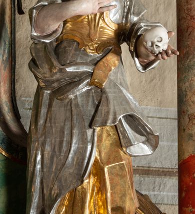 Zdjęcie nr 7: Ołtarz na rzucie połowy owalu, architektoniczny, kulisowy, jednokondygnacyjny, jednoosiowy, ze zwieńczeniem. Drewniana mensa ołtarza (późniejsza) oparta na skrzyni o formie tumby z wydzielonym cokołem. Retabulum na wysokim potrójnym, cokole, ujęte parą ukośnie ustawionych konsol o formie wolut, na których ustawione rzeźby, oraz parą odsuniętych od lica części środkowej kolumn o gładkich trzonach i kompozytowych kapitelach, wspierających przerwane belkowanie i gzyms. Pole środkowe ujęte pilastrami o wolutowych kapitelach, zwieńczone gzymsem wygiętym łukiem wklęsło-wypukłym. Pośrodku pola profilowana rama zamknięta łukiem wklęsło-wypukłym nadwieszonym, na obraz ołtarzowy. Zwieńczenie o dekoracyjnym wykroju linią wklęsło-wypukłą, z wysuniętymi na kolumny spływami wolutowymi.  Pośrodku zwieńczenia profilowana rama w kształcie stojącego owalu. Antepedium, część środkowa retabulum oraz zwieńczenie zdobione motywami ornamentów rokokowych. Retabulum ujęte parą ażurowych, rokokowych uszaków. W płycinach na spływach motywy roślinne i rozetki. Pośrodku gzymsu wieńczącego część środkową retabulum kartusz ujęty ornamentem rokokowym. W zwieńczeniu, na gzymsie, po bokach para wazonów z kwiatami, szczyt z dekoracją roccaillową. W polu środkowym obraz Objawienie się Chrystusa św. Małgorzacie Alacoque. Na wolutowych konsolach po bokach rzeźby św. Apolonii po lewej i św. Rozalii z Palermo po prawej stronie. W zwieńczeniu malowane ozdobne litery IHS z krzyżem, ujęte promienistą glorią oraz koroną cierniową. W osiach kolumn na spływach wolutowych zwieńczenia para aniołków. Na mensie trzy kanony ołtarzowe ujęte ażurowymi ramami ze stylizowanych wici akantu, zdobione rozetami. Struktura ołtarza w całości marmoryzowana, kolorystyka w odcieniach zieleni, beżów, czerwieni i niebieskim. Fragmenty detalu architektonicznego i ornamenty złocone i srebrzone. 