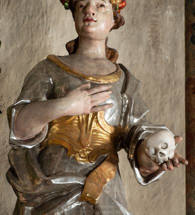 Zdjęcie nr 10: Ołtarz na rzucie połowy owalu, architektoniczny, kulisowy, jednokondygnacyjny, jednoosiowy, ze zwieńczeniem. Drewniana mensa ołtarza (późniejsza) oparta na skrzyni o formie tumby z wydzielonym cokołem. Retabulum na wysokim potrójnym, cokole, ujęte parą ukośnie ustawionych konsol o formie wolut, na których ustawione rzeźby, oraz parą odsuniętych od lica części środkowej kolumn o gładkich trzonach i kompozytowych kapitelach, wspierających przerwane belkowanie i gzyms. Pole środkowe ujęte pilastrami o wolutowych kapitelach, zwieńczone gzymsem wygiętym łukiem wklęsło-wypukłym. Pośrodku pola profilowana rama zamknięta łukiem wklęsło-wypukłym nadwieszonym, na obraz ołtarzowy. Zwieńczenie o dekoracyjnym wykroju linią wklęsło-wypukłą, z wysuniętymi na kolumny spływami wolutowymi.  Pośrodku zwieńczenia profilowana rama w kształcie stojącego owalu. Antepedium, część środkowa retabulum oraz zwieńczenie zdobione motywami ornamentów rokokowych. Retabulum ujęte parą ażurowych, rokokowych uszaków. W płycinach na spływach motywy roślinne i rozetki. Pośrodku gzymsu wieńczącego część środkową retabulum kartusz ujęty ornamentem rokokowym. W zwieńczeniu, na gzymsie, po bokach para wazonów z kwiatami, szczyt z dekoracją roccaillową. W polu środkowym obraz Objawienie się Chrystusa św. Małgorzacie Alacoque. Na wolutowych konsolach po bokach rzeźby św. Apolonii po lewej i św. Rozalii z Palermo po prawej stronie. W zwieńczeniu malowane ozdobne litery IHS z krzyżem, ujęte promienistą glorią oraz koroną cierniową. W osiach kolumn na spływach wolutowych zwieńczenia para aniołków. Na mensie trzy kanony ołtarzowe ujęte ażurowymi ramami ze stylizowanych wici akantu, zdobione rozetami. Struktura ołtarza w całości marmoryzowana, kolorystyka w odcieniach zieleni, beżów, czerwieni i niebieskim. Fragmenty detalu architektonicznego i ornamenty złocone i srebrzone. 