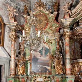 Zdjęcie nr 1: Ołtarz na rzucie połowy owalu, architektoniczny, kulisowy, jednokondygnacyjny, jednoosiowy, ze zwieńczeniem. Drewniana mensa ołtarza (późniejsza) oparta na skrzyni o formie tumby z wydzielonym cokołem. Retabulum na wysokim potrójnym, cokole, ujęte parą ukośnie ustawionych konsol o formie wolut, na których ustawione rzeźby, oraz parą odsuniętych od lica części środkowej kolumn o gładkich trzonach i kompozytowych kapitelach, wspierających przerwane belkowanie i gzyms. Pole środkowe ujęte pilastrami o wolutowych kapitelach, zwieńczone gzymsem wygiętym łukiem wklęsło-wypukłym. Pośrodku pola profilowana rama zamknięta łukiem wklęsło-wypukłym nadwieszonym, na obraz ołtarzowy. Zwieńczenie o dekoracyjnym wykroju linią wklęsło-wypukłą, z  wysuniętymi  na kolumny spływami wolutowymi.  Pośrodku zwieńczenia profilowana rama w kształcie stojącego owalu. Antepedium, część środkowa retabulum oraz zwieńczenie zdobione motywami ornamentów rokokowych. Retabulum ujęte parą ażurowych, rokokowych uszaków. W płycinach na spływach motywy roślinne i rozetki. Pośrodku gzymsu wieńczącego część środkową retabulum kartusz ujęty ornamentem rokokowym. W zwieńczeniu, na gzymsie, po bokach para wazonów z kwiatami, szczyt z dekoracją roccaillową. W polu środkowym obraz Matka Boska Różańcowa ze świętym Dominikiem. Na wolutowych konsolach po bokach rzeźby św. Joachima po lewej i św. Józefa po prawej stronie. W zwieńczeniu malowane splecione litery imienia MARIA, ujęte promienistą glorią oraz wieńcem z róż. W osiach kolumn na spływach wolutowych zwieńczenia para aniołków. Na mensie trzy kanony ołtarzowe ujęte ażurowymi ramami ze stylizowanych wici akantu, zdobione rozetami. Struktura ołtarza w całości marmoryzowana, kolorystyka w odcieniach zieleni, beżów, czerwieni i niebieskim. Fragmenty detalu architektonicznego i ornamenty złocone i srebrzone. 