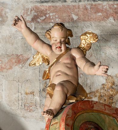 Zdjęcie nr 21: Ołtarz na rzucie połowy owalu, architektoniczny, kulisowy, jednokondygnacyjny, jednoosiowy, ze zwieńczeniem. Drewniana mensa ołtarza (późniejsza) oparta na skrzyni o formie tumby z wydzielonym cokołem. Retabulum na wysokim potrójnym, cokole, ujęte parą ukośnie ustawionych konsol o formie wolut, na których ustawione rzeźby, oraz parą odsuniętych od lica części środkowej kolumn o gładkich trzonach i kompozytowych kapitelach, wspierających przerwane belkowanie i gzyms. Pole środkowe ujęte pilastrami o wolutowych kapitelach, zwieńczone gzymsem wygiętym łukiem wklęsło-wypukłym. Pośrodku pola profilowana rama zamknięta łukiem wklęsło-wypukłym nadwieszonym, na obraz ołtarzowy. Zwieńczenie o dekoracyjnym wykroju linią wklęsło-wypukłą, z  wysuniętymi  na kolumny spływami wolutowymi.  Pośrodku zwieńczenia profilowana rama w kształcie stojącego owalu. Antepedium, część środkowa retabulum oraz zwieńczenie zdobione motywami ornamentów rokokowych. Retabulum ujęte parą ażurowych, rokokowych uszaków. W płycinach na spływach motywy roślinne i rozetki. Pośrodku gzymsu wieńczącego część środkową retabulum kartusz ujęty ornamentem rokokowym. W zwieńczeniu, na gzymsie, po bokach para wazonów z kwiatami, szczyt z dekoracją roccaillową. W polu środkowym obraz Matka Boska Różańcowa ze świętym Dominikiem. Na wolutowych konsolach po bokach rzeźby św. Joachima po lewej i św. Józefa po prawej stronie. W zwieńczeniu malowane splecione litery imienia MARIA, ujęte promienistą glorią oraz wieńcem z róż. W osiach kolumn na spływach wolutowych zwieńczenia para aniołków. Na mensie trzy kanony ołtarzowe ujęte ażurowymi ramami ze stylizowanych wici akantu, zdobione rozetami. Struktura ołtarza w całości marmoryzowana, kolorystyka w odcieniach zieleni, beżów, czerwieni i niebieskim. Fragmenty detalu architektonicznego i ornamenty złocone i srebrzone. 