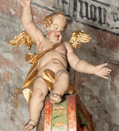 Zdjęcie nr 20: Ołtarz na rzucie połowy owalu, architektoniczny, kulisowy, jednokondygnacyjny, jednoosiowy, ze zwieńczeniem. Drewniana mensa ołtarza (późniejsza) oparta na skrzyni o formie tumby z wydzielonym cokołem. Retabulum na wysokim potrójnym, cokole, ujęte parą ukośnie ustawionych konsol o formie wolut, na których ustawione rzeźby, oraz parą odsuniętych od lica części środkowej kolumn o gładkich trzonach i kompozytowych kapitelach, wspierających przerwane belkowanie i gzyms. Pole środkowe ujęte pilastrami o wolutowych kapitelach, zwieńczone gzymsem wygiętym łukiem wklęsło-wypukłym. Pośrodku pola profilowana rama zamknięta łukiem wklęsło-wypukłym nadwieszonym, na obraz ołtarzowy. Zwieńczenie o dekoracyjnym wykroju linią wklęsło-wypukłą, z  wysuniętymi  na kolumny spływami wolutowymi.  Pośrodku zwieńczenia profilowana rama w kształcie stojącego owalu. Antepedium, część środkowa retabulum oraz zwieńczenie zdobione motywami ornamentów rokokowych. Retabulum ujęte parą ażurowych, rokokowych uszaków. W płycinach na spływach motywy roślinne i rozetki. Pośrodku gzymsu wieńczącego część środkową retabulum kartusz ujęty ornamentem rokokowym. W zwieńczeniu, na gzymsie, po bokach para wazonów z kwiatami, szczyt z dekoracją roccaillową. W polu środkowym obraz Matka Boska Różańcowa ze świętym Dominikiem. Na wolutowych konsolach po bokach rzeźby św. Joachima po lewej i św. Józefa po prawej stronie. W zwieńczeniu malowane splecione litery imienia MARIA, ujęte promienistą glorią oraz wieńcem z róż. W osiach kolumn na spływach wolutowych zwieńczenia para aniołków. Na mensie trzy kanony ołtarzowe ujęte ażurowymi ramami ze stylizowanych wici akantu, zdobione rozetami. Struktura ołtarza w całości marmoryzowana, kolorystyka w odcieniach zieleni, beżów, czerwieni i niebieskim. Fragmenty detalu architektonicznego i ornamenty złocone i srebrzone. 