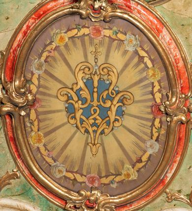 Zdjęcie nr 4: Ołtarz na rzucie połowy owalu, architektoniczny, kulisowy, jednokondygnacyjny, jednoosiowy, ze zwieńczeniem. Drewniana mensa ołtarza (późniejsza) oparta na skrzyni o formie tumby z wydzielonym cokołem. Retabulum na wysokim potrójnym, cokole, ujęte parą ukośnie ustawionych konsol o formie wolut, na których ustawione rzeźby, oraz parą odsuniętych od lica części środkowej kolumn o gładkich trzonach i kompozytowych kapitelach, wspierających przerwane belkowanie i gzyms. Pole środkowe ujęte pilastrami o wolutowych kapitelach, zwieńczone gzymsem wygiętym łukiem wklęsło-wypukłym. Pośrodku pola profilowana rama zamknięta łukiem wklęsło-wypukłym nadwieszonym, na obraz ołtarzowy. Zwieńczenie o dekoracyjnym wykroju linią wklęsło-wypukłą, z  wysuniętymi  na kolumny spływami wolutowymi.  Pośrodku zwieńczenia profilowana rama w kształcie stojącego owalu. Antepedium, część środkowa retabulum oraz zwieńczenie zdobione motywami ornamentów rokokowych. Retabulum ujęte parą ażurowych, rokokowych uszaków. W płycinach na spływach motywy roślinne i rozetki. Pośrodku gzymsu wieńczącego część środkową retabulum kartusz ujęty ornamentem rokokowym. W zwieńczeniu, na gzymsie, po bokach para wazonów z kwiatami, szczyt z dekoracją roccaillową. W polu środkowym obraz Matka Boska Różańcowa ze świętym Dominikiem. Na wolutowych konsolach po bokach rzeźby św. Joachima po lewej i św. Józefa po prawej stronie. W zwieńczeniu malowane splecione litery imienia MARIA, ujęte promienistą glorią oraz wieńcem z róż. W osiach kolumn na spływach wolutowych zwieńczenia para aniołków. Na mensie trzy kanony ołtarzowe ujęte ażurowymi ramami ze stylizowanych wici akantu, zdobione rozetami. Struktura ołtarza w całości marmoryzowana, kolorystyka w odcieniach zieleni, beżów, czerwieni i niebieskim. Fragmenty detalu architektonicznego i ornamenty złocone i srebrzone. 