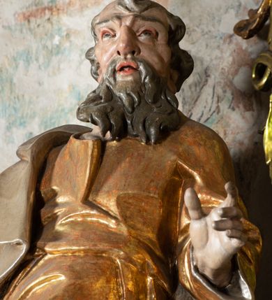 Zdjęcie nr 11: Ołtarz na rzucie połowy owalu, architektoniczny, kulisowy, jednokondygnacyjny, jednoosiowy, ze zwieńczeniem. Drewniana mensa ołtarza (późniejsza) oparta na skrzyni o formie tumby z wydzielonym cokołem. Retabulum na wysokim potrójnym, cokole, ujęte parą ukośnie ustawionych konsol o formie wolut, na których ustawione rzeźby, oraz parą odsuniętych od lica części środkowej kolumn o gładkich trzonach i kompozytowych kapitelach, wspierających przerwane belkowanie i gzyms. Pole środkowe ujęte pilastrami o wolutowych kapitelach, zwieńczone gzymsem wygiętym łukiem wklęsło-wypukłym. Pośrodku pola profilowana rama zamknięta łukiem wklęsło-wypukłym nadwieszonym, na obraz ołtarzowy. Zwieńczenie o dekoracyjnym wykroju linią wklęsło-wypukłą, z  wysuniętymi  na kolumny spływami wolutowymi.  Pośrodku zwieńczenia profilowana rama w kształcie stojącego owalu. Antepedium, część środkowa retabulum oraz zwieńczenie zdobione motywami ornamentów rokokowych. Retabulum ujęte parą ażurowych, rokokowych uszaków. W płycinach na spływach motywy roślinne i rozetki. Pośrodku gzymsu wieńczącego część środkową retabulum kartusz ujęty ornamentem rokokowym. W zwieńczeniu, na gzymsie, po bokach para wazonów z kwiatami, szczyt z dekoracją roccaillową. W polu środkowym obraz Matka Boska Różańcowa ze świętym Dominikiem. Na wolutowych konsolach po bokach rzeźby św. Joachima po lewej i św. Józefa po prawej stronie. W zwieńczeniu malowane splecione litery imienia MARIA, ujęte promienistą glorią oraz wieńcem z róż. W osiach kolumn na spływach wolutowych zwieńczenia para aniołków. Na mensie trzy kanony ołtarzowe ujęte ażurowymi ramami ze stylizowanych wici akantu, zdobione rozetami. Struktura ołtarza w całości marmoryzowana, kolorystyka w odcieniach zieleni, beżów, czerwieni i niebieskim. Fragmenty detalu architektonicznego i ornamenty złocone i srebrzone. 