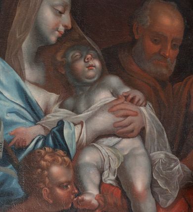 Zdjęcie nr 4: Obraz w kształcie stojącego prostokąta o trójbocznym zwieńczeniu, ujętego srebrzono-złoconą, profilowaną ramą, zdobioną motywem kampanulli, rozetek i roccaillu. Na pierwszym planie siedząca postać Matki Boskiej ukazanej z profilu, do kolan. Maria o jasnej karnacji, ubrana w białą tunikę okrytą niebieskim płaszczem, na głowie jasna chusta. Maria przytula stojące en face na jej kolanach Dzieciątko, okryte białą szatą. Przed Marią ujęta z profilu, do pasa dziecięca postać św. Jana Chrzciciela ubranego w skórę, całującego podtrzymywaną lewą dłonią stopę Jezusa. Prawa dłoń złożona na piersiach. Jezus prawą ręką wskazuje na krzyż wsparty o lewe ramię św. Jana Chrzciciela, przez który przewieszona jest szarfa z napisem: ECCE AGNUS DEI. W tle widoczna postać św. Józefa ukazanego z profilu, zwracającego głowę w stronę Marii i Dzieciątka. W górnej partii obrazu widoczny fragment bordowej draperii. Kolorystyka stonowana, partie szat Marii mocno rozbielone. Karnacje Marii i Dzieciątka sinoblade, św. Jana i św. Józefa śniade. 