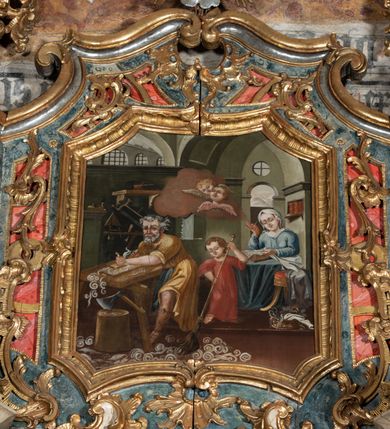 Zdjęcie nr 2: Obraz w kształcie stojącego prostokąta o wklęsło-wypukłej dolnej i górnej krawędzi, ujęty profilowaną, złoconą ramą zdobioną motywami rocaille’ów. Scena rodzajowa ukazująca Św. Rodzinę wewnątrz pracowni ciesielskiej. Po lewej stronie obrazu św. Józef ubrany w jasnobrązową tunikę, z podwiniętymi rękawami, pracujący przy warsztacie ciesielskim. Pośrodku mały Jezus w czerwonej tunice zamiata wióry; po prawej stronie, nieco w głębi, Maria ubrana w niebieskie szaty, z białą chustą na głowie, siedzi przy niewielkim stoliku nakrytym błękitną tkaniną, na którym leży otwarta księga. Nad Jezusem obłok z dwoma uskrzydlonymi główkami anielskimi. W tle monumentalna architektura. Kolorystyka stonowana, o wąskiej gamie barwnej. 