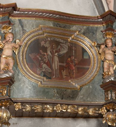 Zdjęcie nr 4: Prospekt organowy jednokondygnacyjny, trójosiowy, złożony z trzech prostopadłościennych segmentów z ryzalitami; środkowy najwyższy, na rzucie półkolisty, skrajne niższe, dwuboczne, dźwigające odcinki belkowania i profilowanego gzymsu; w zwieńczeniu owalne medaliony ujęte liśćmi akantu. Ryzality wypełnione piszczałkami, częściowo przesłoniętymi ażurową dekoracją. Prospekt ujęty ażurowymi uszakami z motywów roślinnych. Struktura polichromowana w kolorze drewna, ornamenty złocone.
