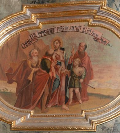 Zdjęcie nr 8: Prospekt organowy jednokondygnacyjny, trójosiowy, złożony z trzech prostopadłościennych segmentów z ryzalitami; środkowy najwyższy, na rzucie półkolisty, skrajne niższe, dwuboczne, dźwigające odcinki belkowania i profilowanego gzymsu; w zwieńczeniu owalne medaliony ujęte liśćmi akantu. Ryzality wypełnione piszczałkami, częściowo przesłoniętymi ażurową dekoracją. Prospekt ujęty ażurowymi uszakami z motywów roślinnych. Struktura polichromowana w kolorze drewna, ornamenty złocone.
