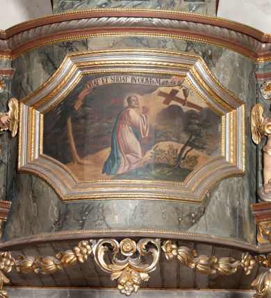 Zdjęcie nr 5: Prospekt organowy jednokondygnacyjny, trójosiowy, złożony z trzech prostopadłościennych segmentów z ryzalitami; środkowy najwyższy, na rzucie półkolisty, skrajne niższe, dwuboczne, dźwigające odcinki belkowania i profilowanego gzymsu; w zwieńczeniu owalne medaliony ujęte liśćmi akantu. Ryzality wypełnione piszczałkami, częściowo przesłoniętymi ażurową dekoracją. Prospekt ujęty ażurowymi uszakami z motywów roślinnych. Struktura polichromowana w kolorze drewna, ornamenty złocone.
