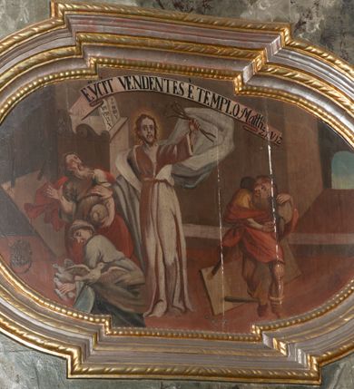 Zdjęcie nr 9: Prospekt organowy jednokondygnacyjny, trójosiowy, złożony z trzech prostopadłościennych segmentów z ryzalitami; środkowy najwyższy, na rzucie półkolisty, skrajne niższe, dwuboczne, dźwigające odcinki belkowania i profilowanego gzymsu; w zwieńczeniu owalne medaliony ujęte liśćmi akantu. Ryzality wypełnione piszczałkami, częściowo przesłoniętymi ażurową dekoracją. Prospekt ujęty ażurowymi uszakami z motywów roślinnych. Struktura polichromowana w kolorze drewna, ornamenty złocone.
