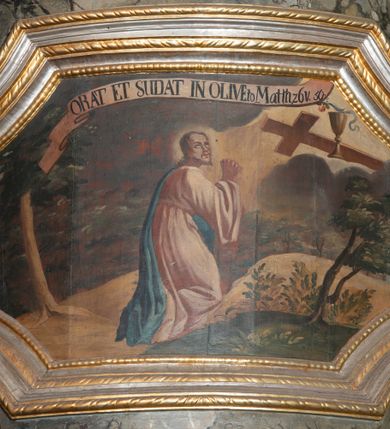 Zdjęcie nr 6: Prospekt organowy jednokondygnacyjny, trójosiowy, złożony z trzech prostopadłościennych segmentów z ryzalitami; środkowy najwyższy, na rzucie półkolisty, skrajne niższe, dwuboczne, dźwigające odcinki belkowania i profilowanego gzymsu; w zwieńczeniu owalne medaliony ujęte liśćmi akantu. Ryzality wypełnione piszczałkami, częściowo przesłoniętymi ażurową dekoracją. Prospekt ujęty ażurowymi uszakami z motywów roślinnych. Struktura polichromowana w kolorze drewna, ornamenty złocone.
