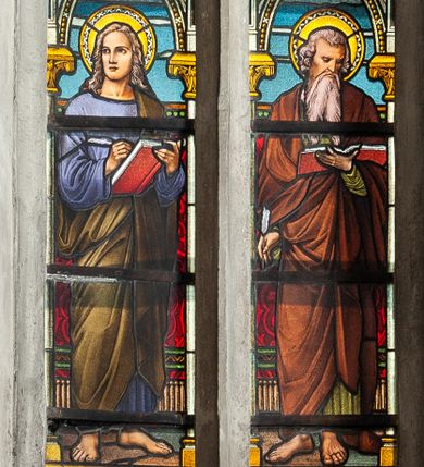 Zdjęcie nr 1: Dwa okna południowe prezbiterium ostrołukowe, dwudzielne z maswerkami. Poniżej maswerków w każdym z okien para przedstawień Ewangelistów w całej postaci, stojących pod neogotyckimi baldachimami wspartymi na cienkich kolumienkach. U dołu, w niemal kwadratowych kwaterach symbole Ewangelistów ujęte trójlistnymi arkadkami.  