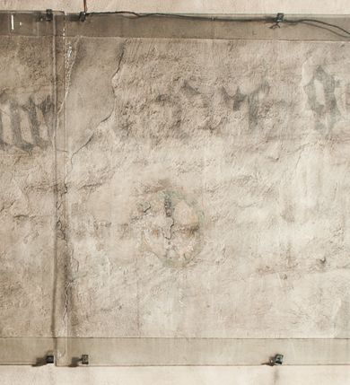 Zdjęcie nr 10: Na wschodniej ścianie prezbiterium odsłonięto rysunek węglem drzewnym na pobiale wapiennej z przedstawieniem Grupy Ukrzyżowania (180 x 180 cm), z przełomu XIV i XV wieku. Freski w prezbiterium datowane są na około 1420 rok. Północną ścianę prezbiterium zdobi u dołu Veraicon (wys. 50 cm), a u góry rozbudowane Ukrzyżowanie (290 x 260 cm) z Arma Christi i innymi scenami Męki (Modlitwa w Ogrojcu, Pocałunek Judasza, Umywanie rąk, Zaparcie się św. Piotra oraz Vir dolorum i Chusta św. Weroniki. Na ścianie północno-wschodniej, wysoko pod sklepieniem, widnieje Tron Łaski (220 x 170 cm). Na południowej ścianie prezbiterium zachowały się napisy łacińskie minuskułą o treści moralizatorskiej. Na północnej ścianie nawy odsłonięto przedstawienia figuralne w trzech strefach, pochodzące z czasu po 1501 roku. W górnej strefie widnieje (od lewej) Wjazd do Jerozolimy Szymon Cyrenejczyk pomaga nieść krzyż oraz być może Spotkanie Jezusa ze św. Weroniką. W strefie środkowej rozpoznano przedstawienia przykazań Dekalogu opatrzone łacińskimi napisami. Przedstawienia w najniższej strefie zachowały się szczątkowo, ale odczytuje się je jako przedstawienia Siedmiu grzechów głównych. Na ścianie tęczowej zachowały się fragmenty malowideł uważanych za przedstawienie Golgoty. Ponadto odsłonięto również na ścianach prezbiterium zacheuszki datowane na przełom XIV i XV wieku oraz w nawie jeden zacheuszek z 1501 roku, upamiętniający rekoncyliację kościoła.