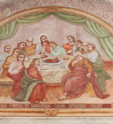 Zdjęcie nr 1: Na wschodniej ścianie prezbiterium odsłonięto rysunek węglem drzewnym na pobiale wapiennej z przedstawieniem Grupy Ukrzyżowania (180 x 180 cm), z przełomu XIV i XV wieku. Freski w prezbiterium datowane są na około 1420 rok. Północną ścianę prezbiterium zdobi u dołu Veraicon (wys. 50 cm), a u góry rozbudowane Ukrzyżowanie (290 x 260 cm) z Arma Christi i innymi scenami Męki (Modlitwa w Ogrojcu, Pocałunek Judasza, Umywanie rąk, Zaparcie się św. Piotra oraz Vir dolorum i Chusta św. Weroniki. Na ścianie północno-wschodniej, wysoko pod sklepieniem, widnieje Tron Łaski (220 x 170 cm). Na południowej ścianie prezbiterium zachowały się napisy łacińskie minuskułą o treści moralizatorskiej. Na północnej ścianie nawy odsłonięto przedstawienia figuralne w trzech strefach, pochodzące z czasu po 1501 roku. W górnej strefie widnieje (od lewej) Wjazd do Jerozolimy Szymon Cyrenejczyk pomaga nieść krzyż oraz być może Spotkanie Jezusa ze św. Weroniką. W strefie środkowej rozpoznano przedstawienia przykazań Dekalogu opatrzone łacińskimi napisami. Przedstawienia w najniższej strefie zachowały się szczątkowo, ale odczytuje się je jako przedstawienia Siedmiu grzechów głównych. Na ścianie tęczowej zachowały się fragmenty malowideł uważanych za przedstawienie Golgoty. Ponadto odsłonięto również na ścianach prezbiterium zacheuszki datowane na przełom XIV i XV wieku oraz w nawie jeden zacheuszek z 1501 roku, upamiętniający rekoncyliację kościoła.