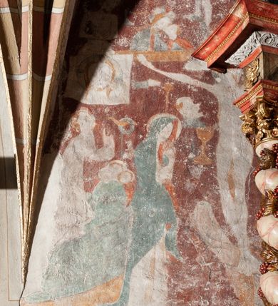 Zdjęcie nr 8: Na wschodniej ścianie prezbiterium odsłonięto rysunek węglem drzewnym na pobiale wapiennej z przedstawieniem Grupy Ukrzyżowania (180 x 180 cm), z przełomu XIV i XV wieku. Freski w prezbiterium datowane są na około 1420 rok. Północną ścianę prezbiterium zdobi u dołu Veraicon (wys. 50 cm), a u góry rozbudowane Ukrzyżowanie (290 x 260 cm) z Arma Christi i innymi scenami Męki (Modlitwa w Ogrojcu, Pocałunek Judasza, Umywanie rąk, Zaparcie się św. Piotra oraz Vir dolorum i Chusta św. Weroniki. Na ścianie północno-wschodniej, wysoko pod sklepieniem, widnieje Tron Łaski (220 x 170 cm). Na południowej ścianie prezbiterium zachowały się napisy łacińskie minuskułą o treści moralizatorskiej. Na północnej ścianie nawy odsłonięto przedstawienia figuralne w trzech strefach, pochodzące z czasu po 1501 roku. W górnej strefie widnieje (od lewej) Wjazd do Jerozolimy Szymon Cyrenejczyk pomaga nieść krzyż oraz być może Spotkanie Jezusa ze św. Weroniką. W strefie środkowej rozpoznano przedstawienia przykazań Dekalogu opatrzone łacińskimi napisami. Przedstawienia w najniższej strefie zachowały się szczątkowo, ale odczytuje się je jako przedstawienia Siedmiu grzechów głównych. Na ścianie tęczowej zachowały się fragmenty malowideł uważanych za przedstawienie Golgoty. Ponadto odsłonięto również na ścianach prezbiterium zacheuszki datowane na przełom XIV i XV wieku oraz w nawie jeden zacheuszek z 1501 roku, upamiętniający rekoncyliację kościoła.