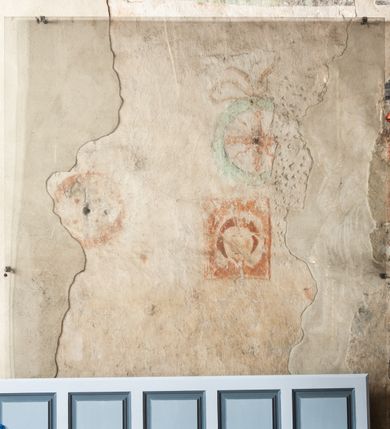 Zdjęcie nr 12: Na wschodniej ścianie prezbiterium odsłonięto rysunek węglem drzewnym na pobiale wapiennej z przedstawieniem Grupy Ukrzyżowania (180 x 180 cm), z przełomu XIV i XV wieku. Freski w prezbiterium datowane są na około 1420 rok. Północną ścianę prezbiterium zdobi u dołu Veraicon (wys. 50 cm), a u góry rozbudowane Ukrzyżowanie (290 x 260 cm) z Arma Christi i innymi scenami Męki (Modlitwa w Ogrojcu, Pocałunek Judasza, Umywanie rąk, Zaparcie się św. Piotra oraz Vir dolorum i Chusta św. Weroniki. Na ścianie północno-wschodniej, wysoko pod sklepieniem, widnieje Tron Łaski (220 x 170 cm). Na południowej ścianie prezbiterium zachowały się napisy łacińskie minuskułą o treści moralizatorskiej. Na północnej ścianie nawy odsłonięto przedstawienia figuralne w trzech strefach, pochodzące z czasu po 1501 roku. W górnej strefie widnieje (od lewej) Wjazd do Jerozolimy Szymon Cyrenejczyk pomaga nieść krzyż oraz być może Spotkanie Jezusa ze św. Weroniką. W strefie środkowej rozpoznano przedstawienia przykazań Dekalogu opatrzone łacińskimi napisami. Przedstawienia w najniższej strefie zachowały się szczątkowo, ale odczytuje się je jako przedstawienia Siedmiu grzechów głównych. Na ścianie tęczowej zachowały się fragmenty malowideł uważanych za przedstawienie Golgoty. Ponadto odsłonięto również na ścianach prezbiterium zacheuszki datowane na przełom XIV i XV wieku oraz w nawie jeden zacheuszek z 1501 roku, upamiętniający rekoncyliację kościoła.