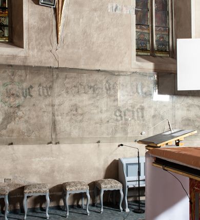 Zdjęcie nr 11: Na wschodniej ścianie prezbiterium odsłonięto rysunek węglem drzewnym na pobiale wapiennej z przedstawieniem Grupy Ukrzyżowania (180 x 180 cm), z przełomu XIV i XV wieku. Freski w prezbiterium datowane są na około 1420 rok. Północną ścianę prezbiterium zdobi u dołu Veraicon (wys. 50 cm), a u góry rozbudowane Ukrzyżowanie (290 x 260 cm) z Arma Christi i innymi scenami Męki (Modlitwa w Ogrojcu, Pocałunek Judasza, Umywanie rąk, Zaparcie się św. Piotra oraz Vir dolorum i Chusta św. Weroniki. Na ścianie północno-wschodniej, wysoko pod sklepieniem, widnieje Tron Łaski (220 x 170 cm). Na południowej ścianie prezbiterium zachowały się napisy łacińskie minuskułą o treści moralizatorskiej. Na północnej ścianie nawy odsłonięto przedstawienia figuralne w trzech strefach, pochodzące z czasu po 1501 roku. W górnej strefie widnieje (od lewej) Wjazd do Jerozolimy Szymon Cyrenejczyk pomaga nieść krzyż oraz być może Spotkanie Jezusa ze św. Weroniką. W strefie środkowej rozpoznano przedstawienia przykazań Dekalogu opatrzone łacińskimi napisami. Przedstawienia w najniższej strefie zachowały się szczątkowo, ale odczytuje się je jako przedstawienia Siedmiu grzechów głównych. Na ścianie tęczowej zachowały się fragmenty malowideł uważanych za przedstawienie Golgoty. Ponadto odsłonięto również na ścianach prezbiterium zacheuszki datowane na przełom XIV i XV wieku oraz w nawie jeden zacheuszek z 1501 roku, upamiętniający rekoncyliację kościoła.