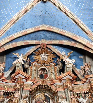 Zdjęcie nr 17: Na wschodniej ścianie prezbiterium odsłonięto rysunek węglem drzewnym na pobiale wapiennej z przedstawieniem Grupy Ukrzyżowania (180 x 180 cm), z przełomu XIV i XV wieku. Freski w prezbiterium datowane są na około 1420 rok. Północną ścianę prezbiterium zdobi u dołu Veraicon (wys. 50 cm), a u góry rozbudowane Ukrzyżowanie (290 x 260 cm) z Arma Christi i innymi scenami Męki (Modlitwa w Ogrojcu, Pocałunek Judasza, Umywanie rąk, Zaparcie się św. Piotra oraz Vir dolorum i Chusta św. Weroniki. Na ścianie północno-wschodniej, wysoko pod sklepieniem, widnieje Tron Łaski (220 x 170 cm). Na południowej ścianie prezbiterium zachowały się napisy łacińskie minuskułą o treści moralizatorskiej. Na północnej ścianie nawy odsłonięto przedstawienia figuralne w trzech strefach, pochodzące z czasu po 1501 roku. W górnej strefie widnieje (od lewej) Wjazd do Jerozolimy Szymon Cyrenejczyk pomaga nieść krzyż oraz być może Spotkanie Jezusa ze św. Weroniką. W strefie środkowej rozpoznano przedstawienia przykazań Dekalogu opatrzone łacińskimi napisami. Przedstawienia w najniższej strefie zachowały się szczątkowo, ale odczytuje się je jako przedstawienia Siedmiu grzechów głównych. Na ścianie tęczowej zachowały się fragmenty malowideł uważanych za przedstawienie Golgoty. Ponadto odsłonięto również na ścianach prezbiterium zacheuszki datowane na przełom XIV i XV wieku oraz w nawie jeden zacheuszek z 1501 roku, upamiętniający rekoncyliację kościoła.