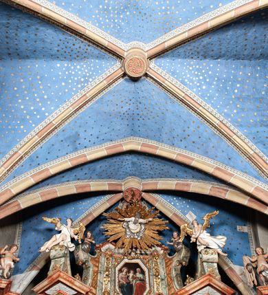 Zdjęcie nr 18: Na wschodniej ścianie prezbiterium odsłonięto rysunek węglem drzewnym na pobiale wapiennej z przedstawieniem Grupy Ukrzyżowania (180 x 180 cm), z przełomu XIV i XV wieku. Freski w prezbiterium datowane są na około 1420 rok. Północną ścianę prezbiterium zdobi u dołu Veraicon (wys. 50 cm), a u góry rozbudowane Ukrzyżowanie (290 x 260 cm) z Arma Christi i innymi scenami Męki (Modlitwa w Ogrojcu, Pocałunek Judasza, Umywanie rąk, Zaparcie się św. Piotra oraz Vir dolorum i Chusta św. Weroniki. Na ścianie północno-wschodniej, wysoko pod sklepieniem, widnieje Tron Łaski (220 x 170 cm). Na południowej ścianie prezbiterium zachowały się napisy łacińskie minuskułą o treści moralizatorskiej. Na północnej ścianie nawy odsłonięto przedstawienia figuralne w trzech strefach, pochodzące z czasu po 1501 roku. W górnej strefie widnieje (od lewej) Wjazd do Jerozolimy Szymon Cyrenejczyk pomaga nieść krzyż oraz być może Spotkanie Jezusa ze św. Weroniką. W strefie środkowej rozpoznano przedstawienia przykazań Dekalogu opatrzone łacińskimi napisami. Przedstawienia w najniższej strefie zachowały się szczątkowo, ale odczytuje się je jako przedstawienia Siedmiu grzechów głównych. Na ścianie tęczowej zachowały się fragmenty malowideł uważanych za przedstawienie Golgoty. Ponadto odsłonięto również na ścianach prezbiterium zacheuszki datowane na przełom XIV i XV wieku oraz w nawie jeden zacheuszek z 1501 roku, upamiętniający rekoncyliację kościoła.