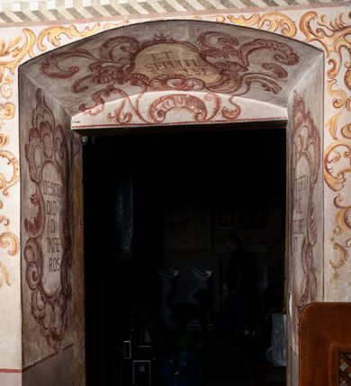 Zdjęcie nr 20: Na wschodniej ścianie prezbiterium odsłonięto rysunek węglem drzewnym na pobiale wapiennej z przedstawieniem Grupy Ukrzyżowania (180 x 180 cm), z przełomu XIV i XV wieku. Freski w prezbiterium datowane są na około 1420 rok. Północną ścianę prezbiterium zdobi u dołu Veraicon (wys. 50 cm), a u góry rozbudowane Ukrzyżowanie (290 x 260 cm) z Arma Christi i innymi scenami Męki (Modlitwa w Ogrojcu, Pocałunek Judasza, Umywanie rąk, Zaparcie się św. Piotra oraz Vir dolorum i Chusta św. Weroniki. Na ścianie północno-wschodniej, wysoko pod sklepieniem, widnieje Tron Łaski (220 x 170 cm). Na południowej ścianie prezbiterium zachowały się napisy łacińskie minuskułą o treści moralizatorskiej. Na północnej ścianie nawy odsłonięto przedstawienia figuralne w trzech strefach, pochodzące z czasu po 1501 roku. W górnej strefie widnieje (od lewej) Wjazd do Jerozolimy Szymon Cyrenejczyk pomaga nieść krzyż oraz być może Spotkanie Jezusa ze św. Weroniką. W strefie środkowej rozpoznano przedstawienia przykazań Dekalogu opatrzone łacińskimi napisami. Przedstawienia w najniższej strefie zachowały się szczątkowo, ale odczytuje się je jako przedstawienia Siedmiu grzechów głównych. Na ścianie tęczowej zachowały się fragmenty malowideł uważanych za przedstawienie Golgoty. Ponadto odsłonięto również na ścianach prezbiterium zacheuszki datowane na przełom XIV i XV wieku oraz w nawie jeden zacheuszek z 1501 roku, upamiętniający rekoncyliację kościoła.