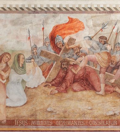 Zdjęcie nr 5: Na wschodniej ścianie prezbiterium odsłonięto rysunek węglem drzewnym na pobiale wapiennej z przedstawieniem Grupy Ukrzyżowania (180 x 180 cm), z przełomu XIV i XV wieku. Freski w prezbiterium datowane są na około 1420 rok. Północną ścianę prezbiterium zdobi u dołu Veraicon (wys. 50 cm), a u góry rozbudowane Ukrzyżowanie (290 x 260 cm) z Arma Christi i innymi scenami Męki (Modlitwa w Ogrojcu, Pocałunek Judasza, Umywanie rąk, Zaparcie się św. Piotra oraz Vir dolorum i Chusta św. Weroniki. Na ścianie północno-wschodniej, wysoko pod sklepieniem, widnieje Tron Łaski (220 x 170 cm). Na południowej ścianie prezbiterium zachowały się napisy łacińskie minuskułą o treści moralizatorskiej. Na północnej ścianie nawy odsłonięto przedstawienia figuralne w trzech strefach, pochodzące z czasu po 1501 roku. W górnej strefie widnieje (od lewej) Wjazd do Jerozolimy Szymon Cyrenejczyk pomaga nieść krzyż oraz być może Spotkanie Jezusa ze św. Weroniką. W strefie środkowej rozpoznano przedstawienia przykazań Dekalogu opatrzone łacińskimi napisami. Przedstawienia w najniższej strefie zachowały się szczątkowo, ale odczytuje się je jako przedstawienia Siedmiu grzechów głównych. Na ścianie tęczowej zachowały się fragmenty malowideł uważanych za przedstawienie Golgoty. Ponadto odsłonięto również na ścianach prezbiterium zacheuszki datowane na przełom XIV i XV wieku oraz w nawie jeden zacheuszek z 1501 roku, upamiętniający rekoncyliację kościoła.