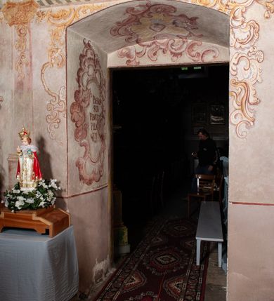 Zdjęcie nr 21: Na wschodniej ścianie prezbiterium odsłonięto rysunek węglem drzewnym na pobiale wapiennej z przedstawieniem Grupy Ukrzyżowania (180 x 180 cm), z przełomu XIV i XV wieku. Freski w prezbiterium datowane są na około 1420 rok. Północną ścianę prezbiterium zdobi u dołu Veraicon (wys. 50 cm), a u góry rozbudowane Ukrzyżowanie (290 x 260 cm) z Arma Christi i innymi scenami Męki (Modlitwa w Ogrojcu, Pocałunek Judasza, Umywanie rąk, Zaparcie się św. Piotra oraz Vir dolorum i Chusta św. Weroniki. Na ścianie północno-wschodniej, wysoko pod sklepieniem, widnieje Tron Łaski (220 x 170 cm). Na południowej ścianie prezbiterium zachowały się napisy łacińskie minuskułą o treści moralizatorskiej. Na północnej ścianie nawy odsłonięto przedstawienia figuralne w trzech strefach, pochodzące z czasu po 1501 roku. W górnej strefie widnieje (od lewej) Wjazd do Jerozolimy Szymon Cyrenejczyk pomaga nieść krzyż oraz być może Spotkanie Jezusa ze św. Weroniką. W strefie środkowej rozpoznano przedstawienia przykazań Dekalogu opatrzone łacińskimi napisami. Przedstawienia w najniższej strefie zachowały się szczątkowo, ale odczytuje się je jako przedstawienia Siedmiu grzechów głównych. Na ścianie tęczowej zachowały się fragmenty malowideł uważanych za przedstawienie Golgoty. Ponadto odsłonięto również na ścianach prezbiterium zacheuszki datowane na przełom XIV i XV wieku oraz w nawie jeden zacheuszek z 1501 roku, upamiętniający rekoncyliację kościoła.